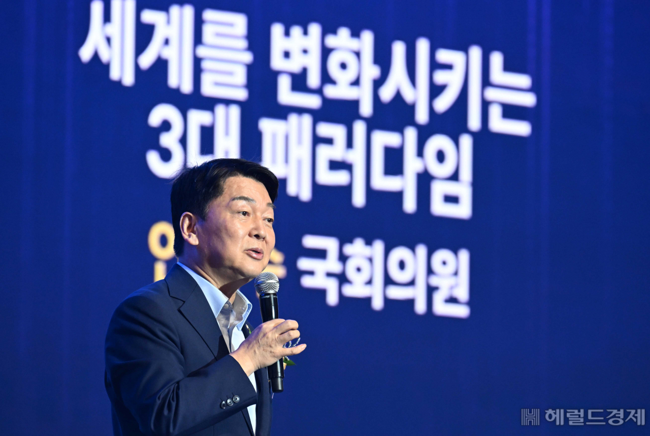 안철수 국회의원이 지난 27일 오전 대전 카이스트(KAIST) 류근철 스포츠컴플렉스에서 열린 ‘이노베이트 코리아 2023’에서 ‘세계를 변화시키는 3대 패러다임’이라는 주제로 강연하고 있다. 대전=이상섭 기자