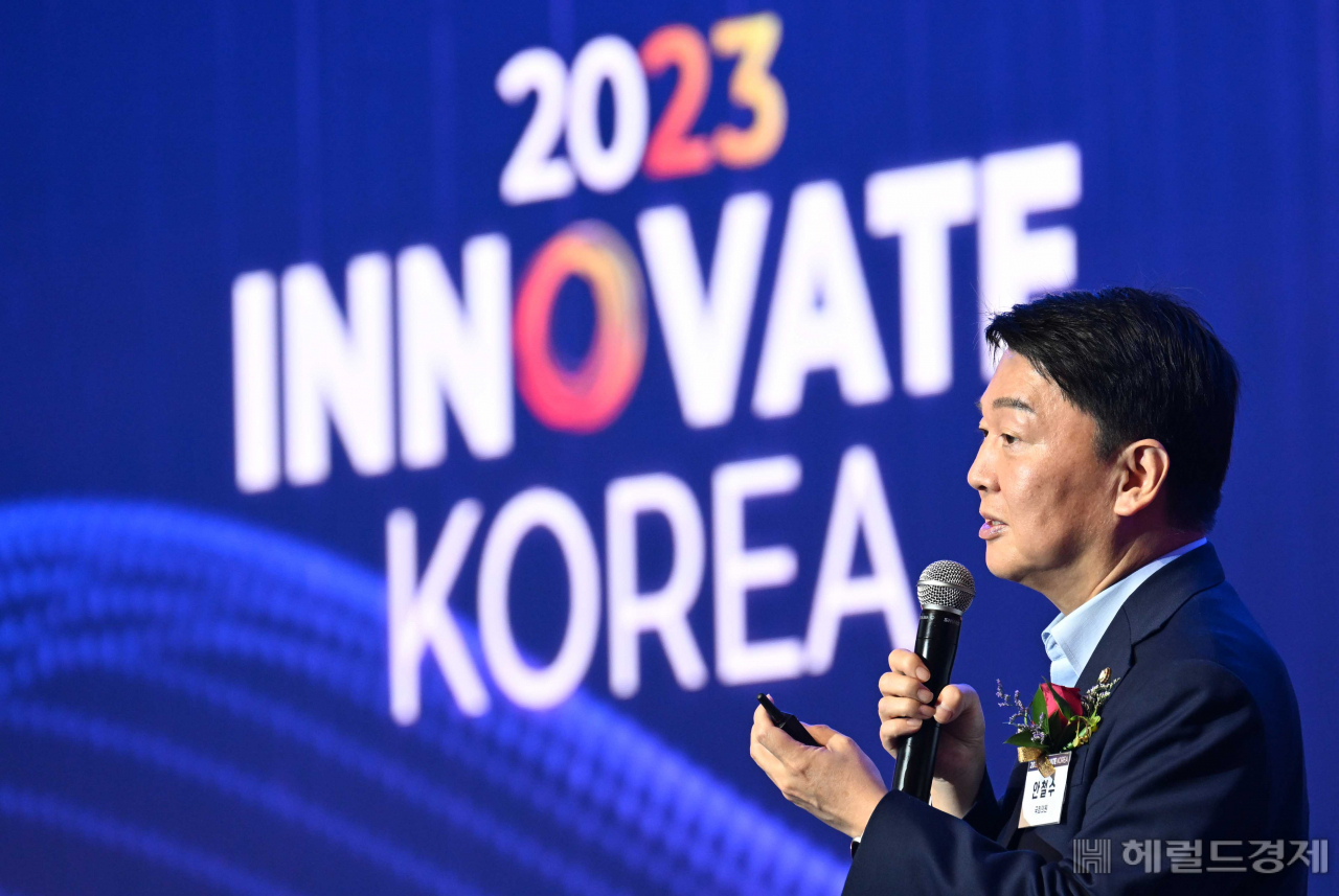 안철수 국회의원이 지난 27일 오전 대전 카이스트(KAIST) 류근철 스포츠컴플렉스에서 열린 ‘이노베이트 코리아 2023’에서 ‘세계를 변화시키는 3대 패러다임’이라는 주제로 강연하고 있다. 대전=이상섭 기자