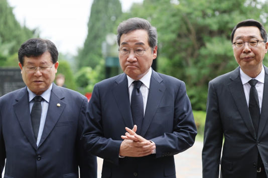 이낙연 전 더불어민주당 대표가 28일 오전 국립서울현충원에서 김대중 전 대통령 묘역를 찾아 참배한 뒤 이동하고 있다.[연합]