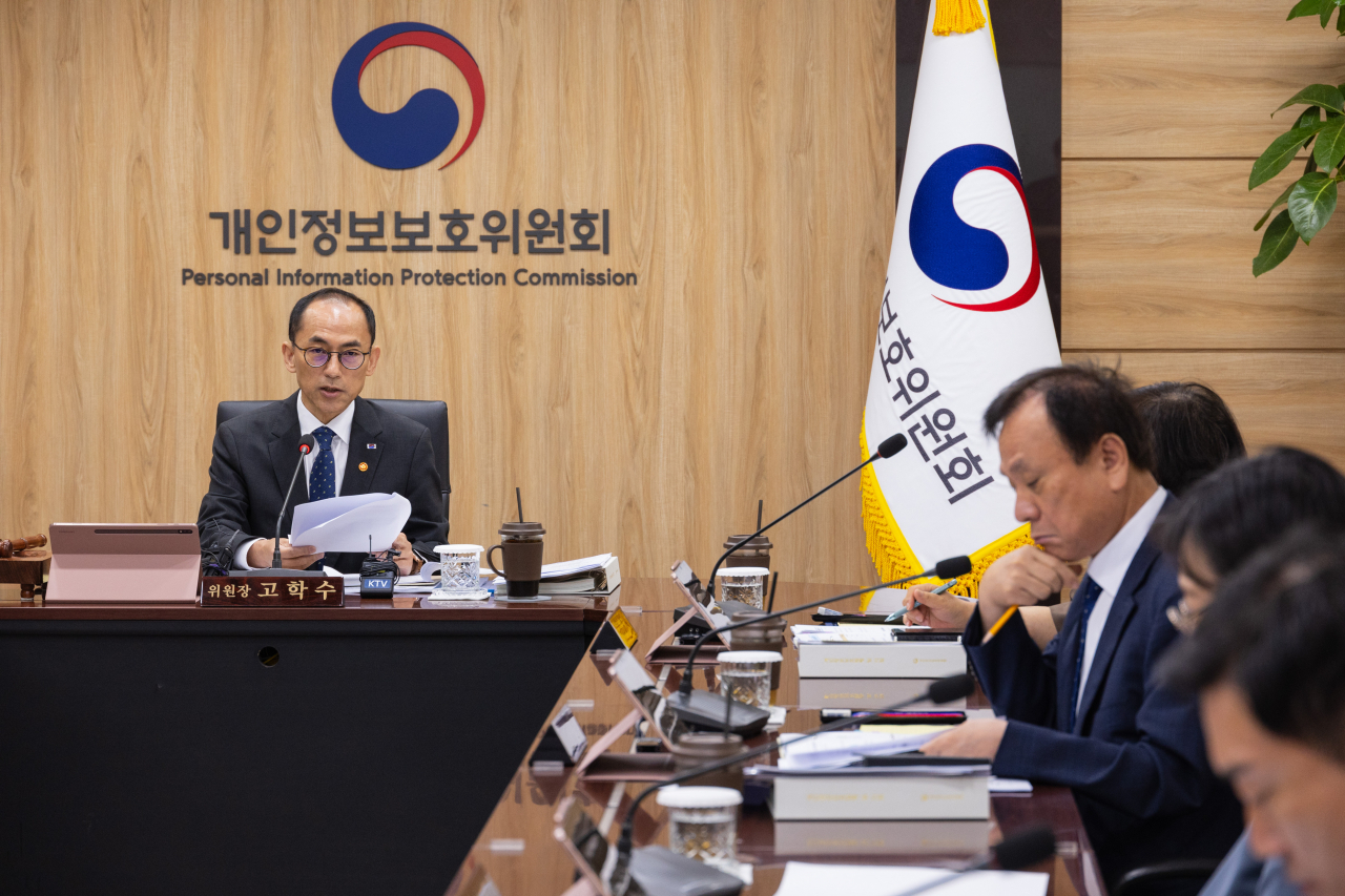 고학수 개인정보보호위원회 위원장이 28일 오전 서울 종로구 정부서울청사에서 열린 제11차 전체 회의에 참석해 심의·의결 안건을 설명하고 있다. [연합]
