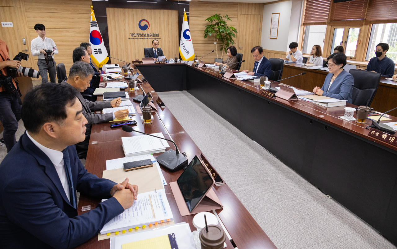 고학수 개인정보보호위원회 위원장이 28일 오전 서울 종로구 정부서울청사에서 열린 제11차 전체 회의에 참석해 심의·의결 안건을 설명하고 있다.[연합]