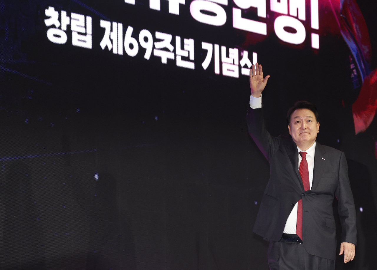 윤석열 대통령이 28일 서울 중구 장충체육관에서 열린 한국자유총연맹 창립 제69주년 기념식에서 축사를 마친 뒤 참석자들 환호에 답하고 있다. [연합]