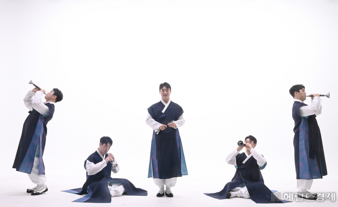 태평소와 피리를 전공하는 박성빈 씨가 서울 용산구 헤럴드스튜디오에서 태평소로 연주를 하고 있다. 이상섭 기자
