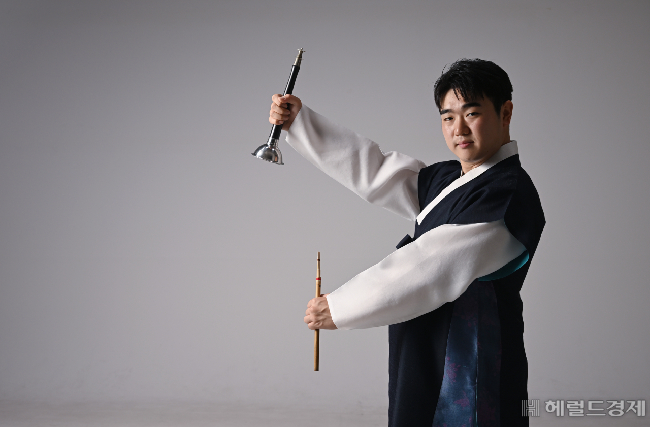 태평소와 피리를 전공하는 박성빈 씨가 서울 용산구 헤럴드스튜디오에서 포즈를 취하고 있다. 이상섭 기자