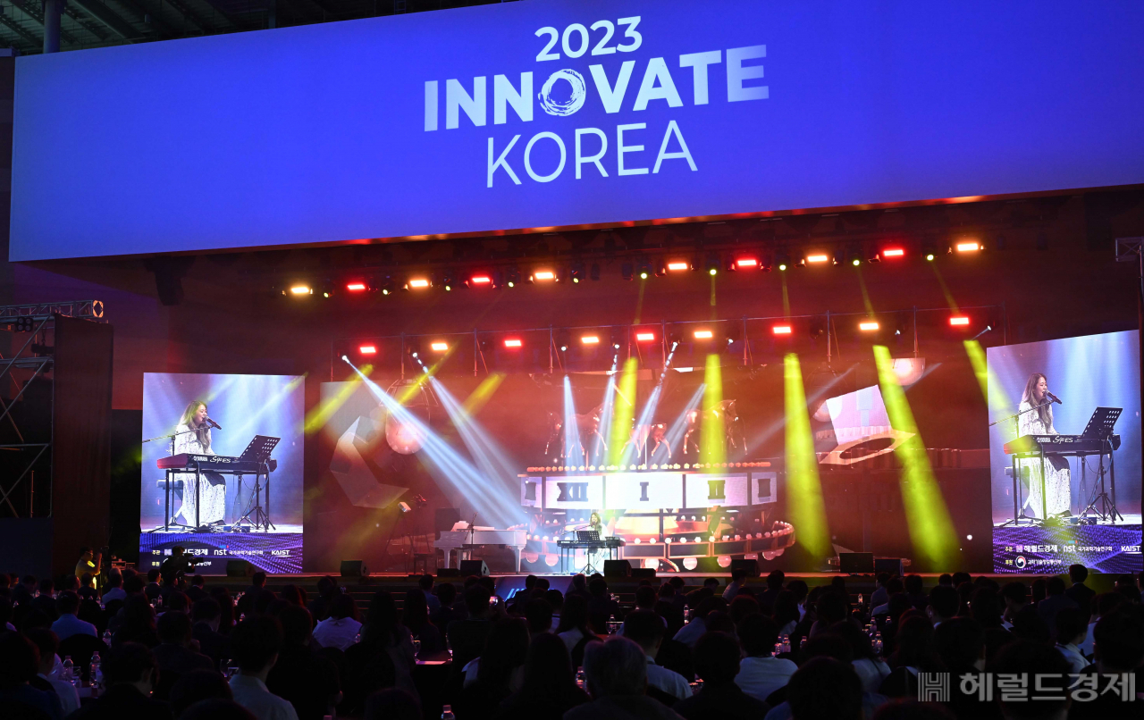 싱어송라이터 박새별이 지난 27일 대전 카이스트(KAIST) 류근철 스포츠컴플렉스에서 열린 ‘이노베이트 코리아 2023’에서 공연하고 있다. 대전=임세준 기자