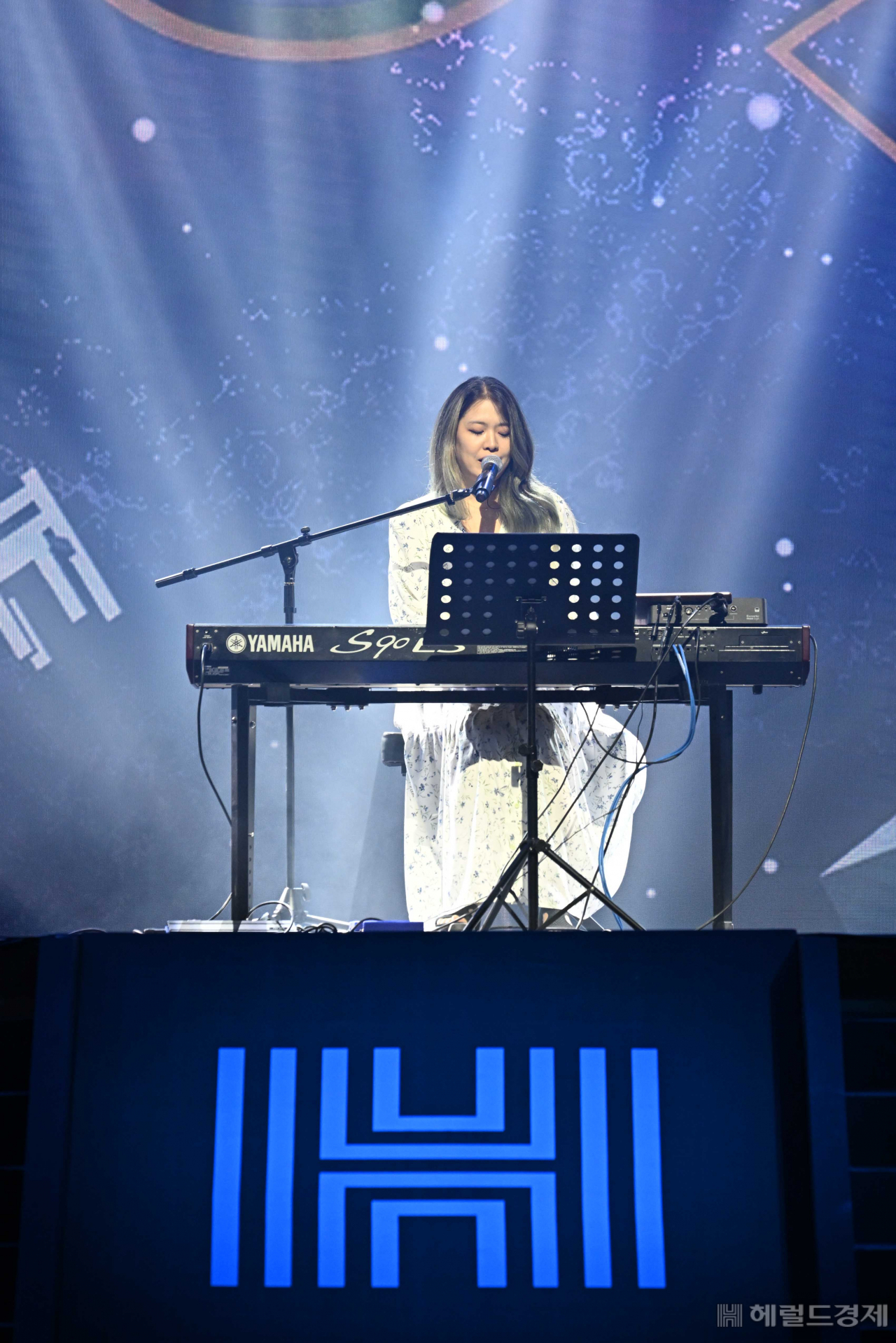 싱어송라이터 박새별이 지난 27일 대전 카이스트(KAIST) 류근철 스포츠컴플렉스에서 열린 ‘이노베이트 코리아 2023’에서 축하공연을 펼치고 있다. 대전=임세준 기자