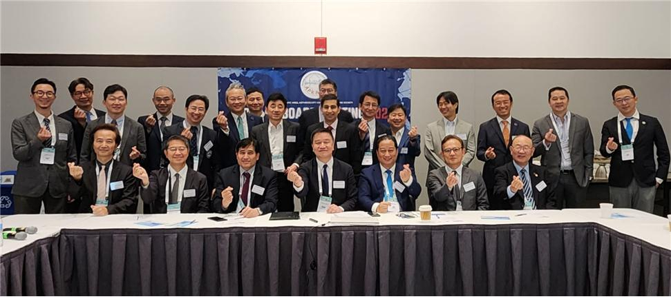 지난 20일 미국 보스턴에서 열린 국제관절경 스포츠 의학회에서 결정된 ‘2026 아시아 관절경 스포츠 의학회’ 인천 유치 성공 세레머니 모습.
