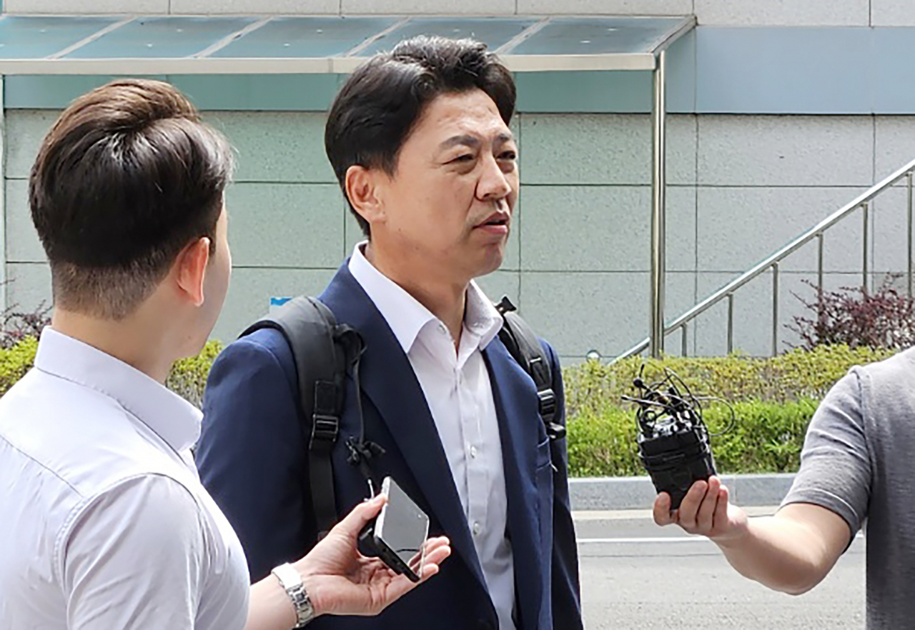 부승찬 전 국방부 대변인과 국방부 검찰단이 28일 군사기밀 위반 혐의 등 수사를 둘러싸고 날선 공방을 벌였다. 부 전 대변인이 이날 오전 국방부 검찰단에 피의자 신분으로 출석하는 모습. [연합]
