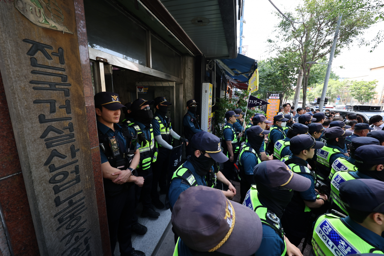 지난 6월 9일 도심 불법집회를 수사하는 경찰이 집시법 위반으로 민주노총 건설노조에 대한 압수수색을 진행 중인 9일 오전 서울 영등포구 대림동 전국건설노동조합 앞에서 경찰이 대기하고 있다. [연합]