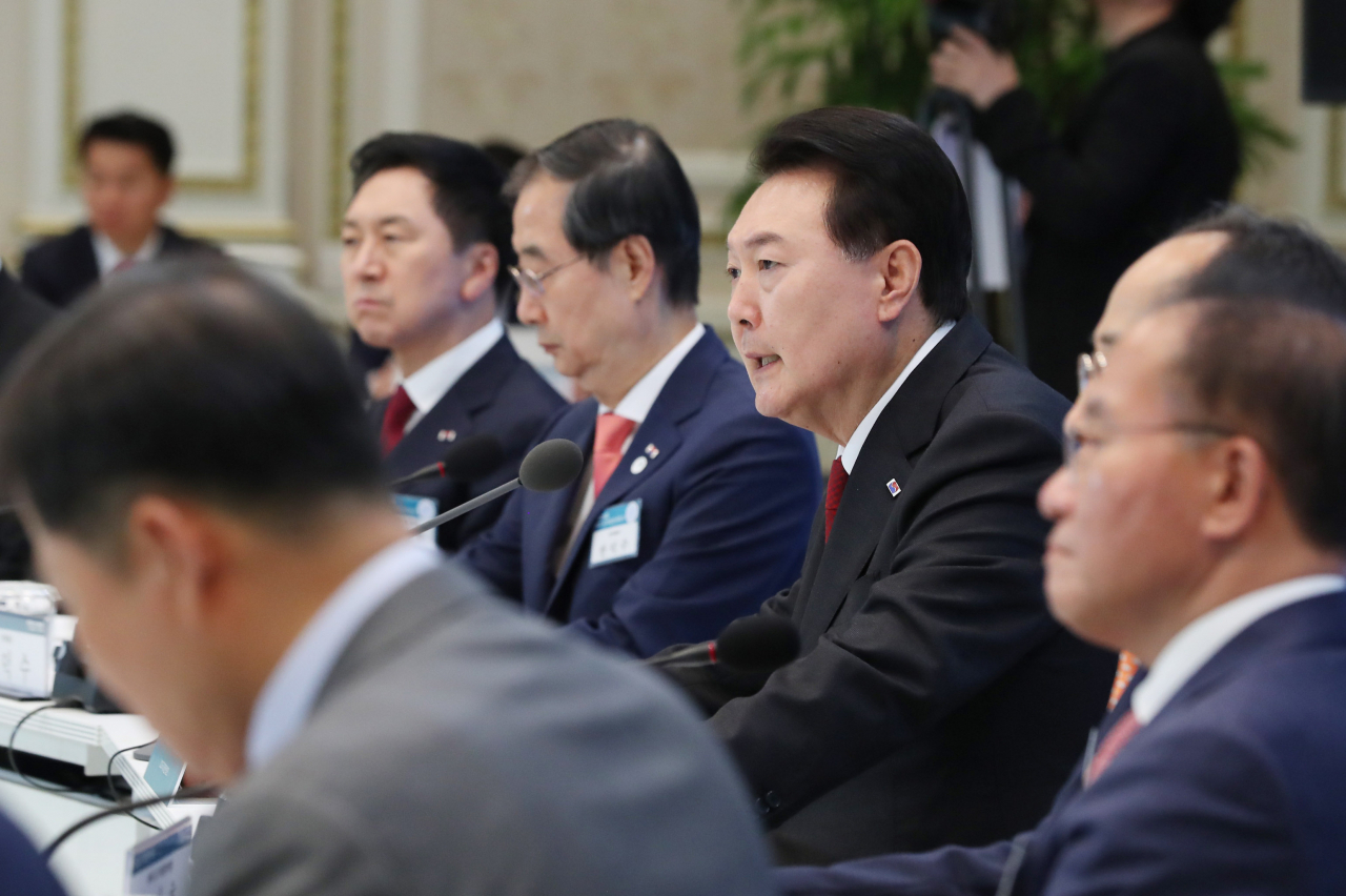 윤석열 대통령이 28일 청와대 영빈관에서 2023 국가재정전략회의를 주재하고 있다. [연합]
