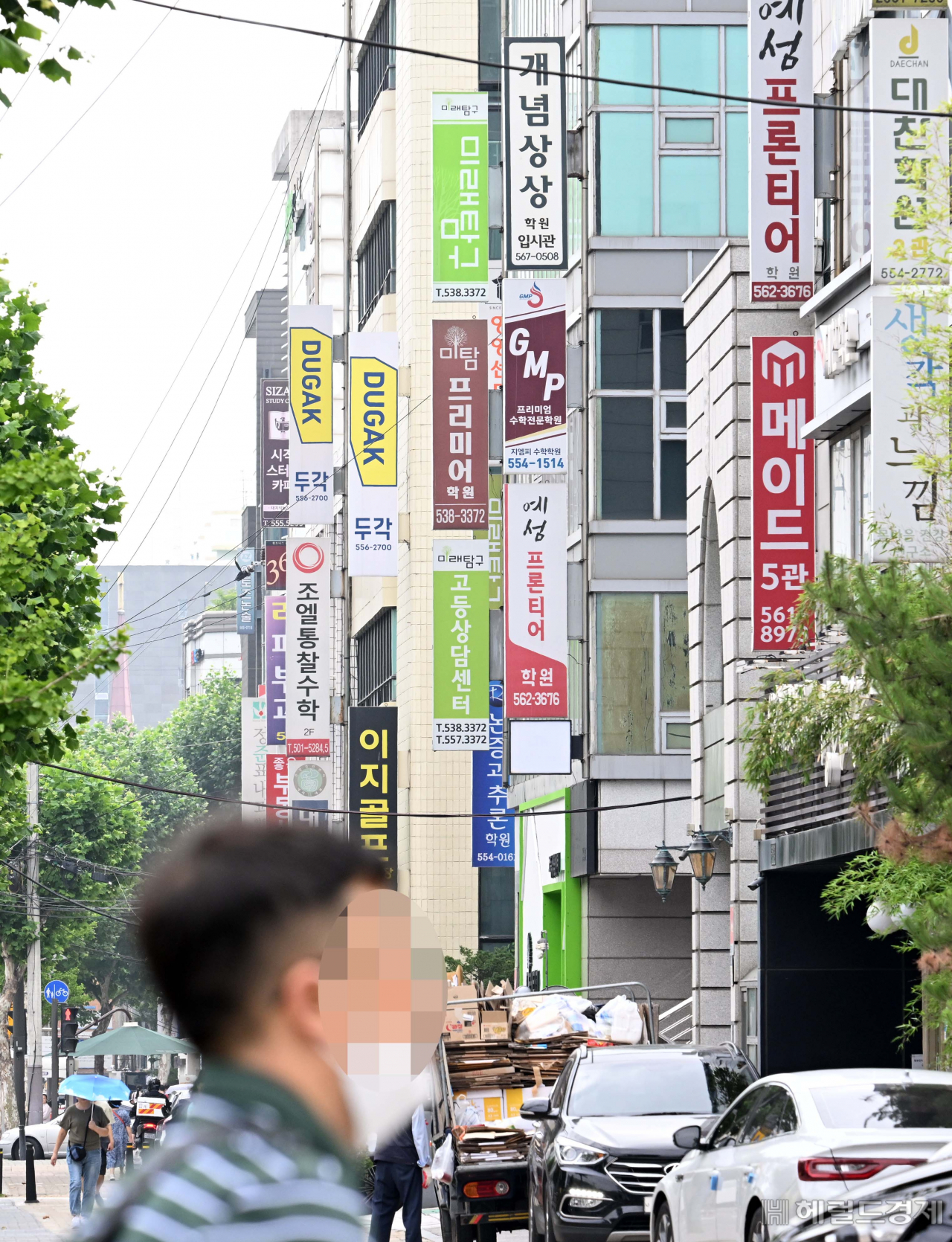 국민의힘과 정부가 대학수학능력시험(수능)에서 이른바 '킬러 문항'(초고난도 문항) 출제를 배제하고, 수능의 적정 난이도 확보를 위해 출제 기법 등 시스템을 점검하기로 협의한 가운데 23일 오전 서울 강남구 대치동에 많은 학원들의 간판이 걸려있다. 이상섭 기자