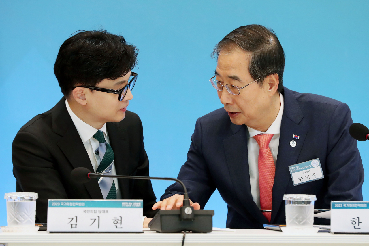 한덕수 국무총리(오른쪽)와 한동훈 법무부 장관이 28일 청와대 영빈관에서 열린 2023 국가재정전략회의에 앞서 대화하고 있다. [연합]