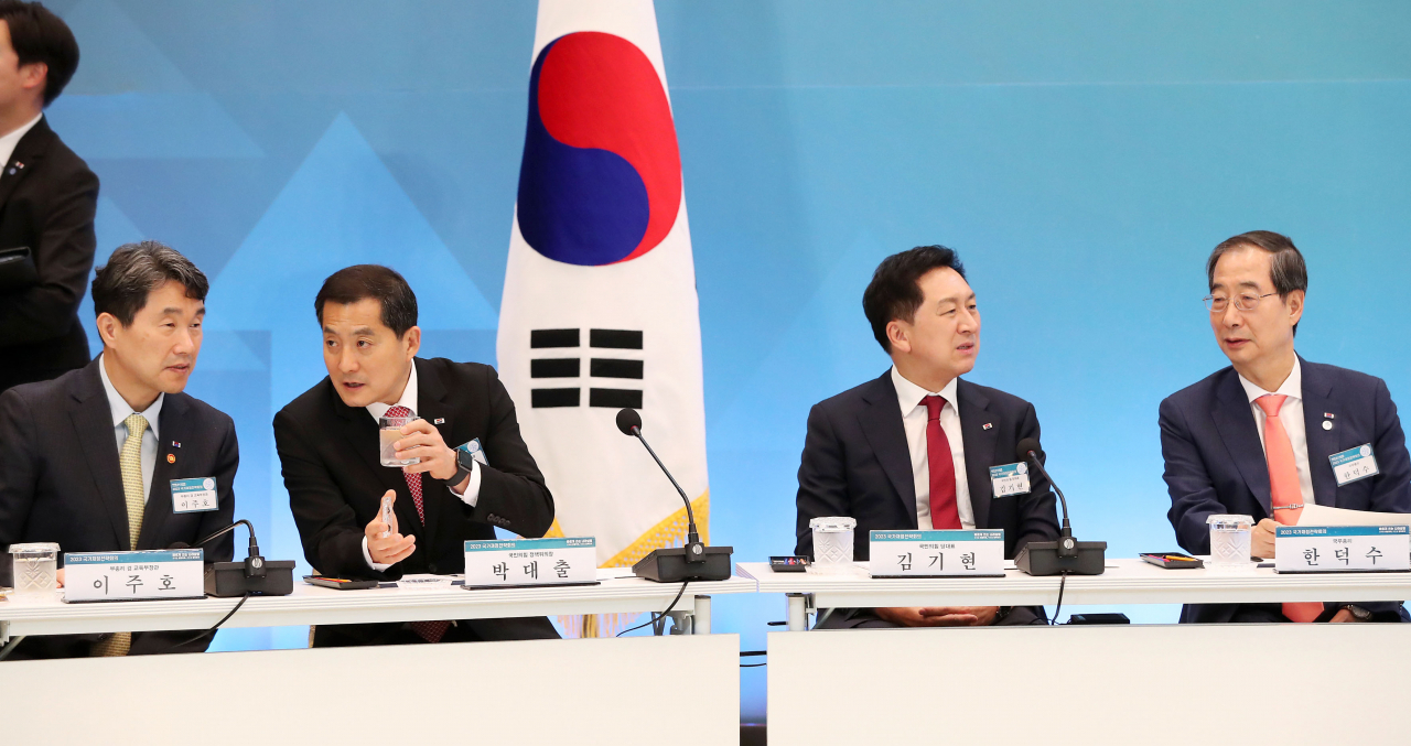 한덕수 국무총리(오른쪽부터)와 국민의힘 김기현 대표, 박대출 정책위의장, 이주호 사회부총리 겸 교육부 장관이 28일 청와대 영빈관에서 열린 2023 국가재정전략회의에 앞서 대화하고 있다. [연합]