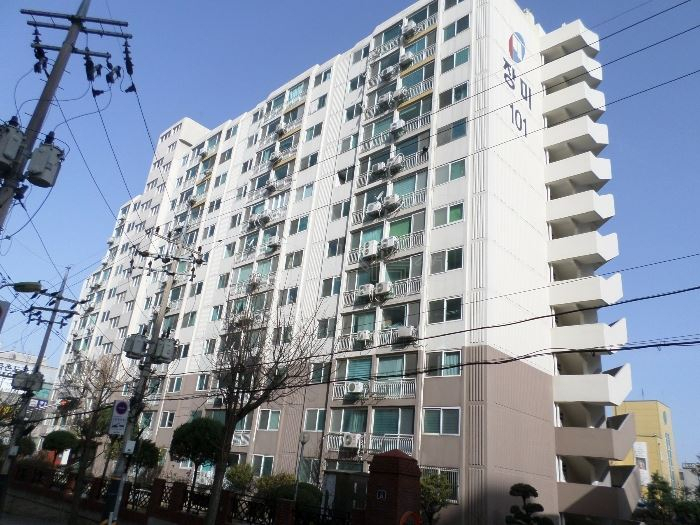 경기 파주시 금촌동 '대영장미' 아파트 전경. 이 아파트는 28일 고양지방법원 6계에서 진행된 1회차 경매에서 감정가 대비 105% 수준인 1억5099만원에 낙찰됐다. [지지옥션]