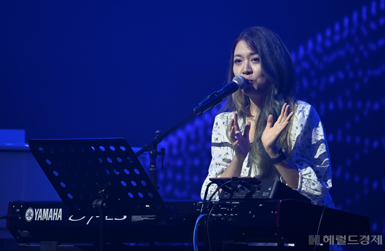 싱어송라이터 박새별이 지난 27일 대전 카이스트(KAIST) 류근철 스포츠컴플렉스에서 열린 ‘이노베이트 코리아 2023’에서 공연하고 있다. 대전=임세준 기자