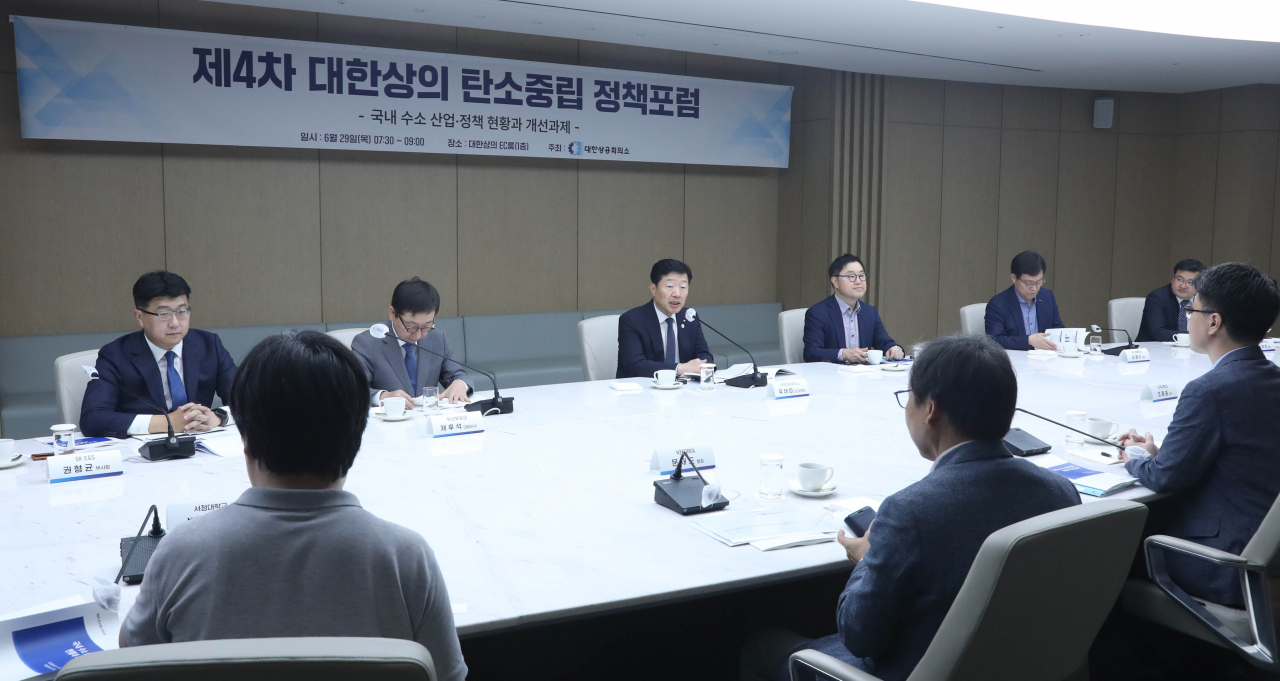 29일 서울 중구 상의회관에서 열린 제4차 탄소중립 정책포럼에서 우태희(가운데) 대한상의 상근부회장이 인사말을 하고 있다. 뒷줄 왼쪽부터 권형균 SK E&S 부사장, 제후석 두산퓨얼셀 대표이사, 우태희 부회장, 신승규 현대자동차 전무, 손병수 포스코 상무. [대한상의 제공]
