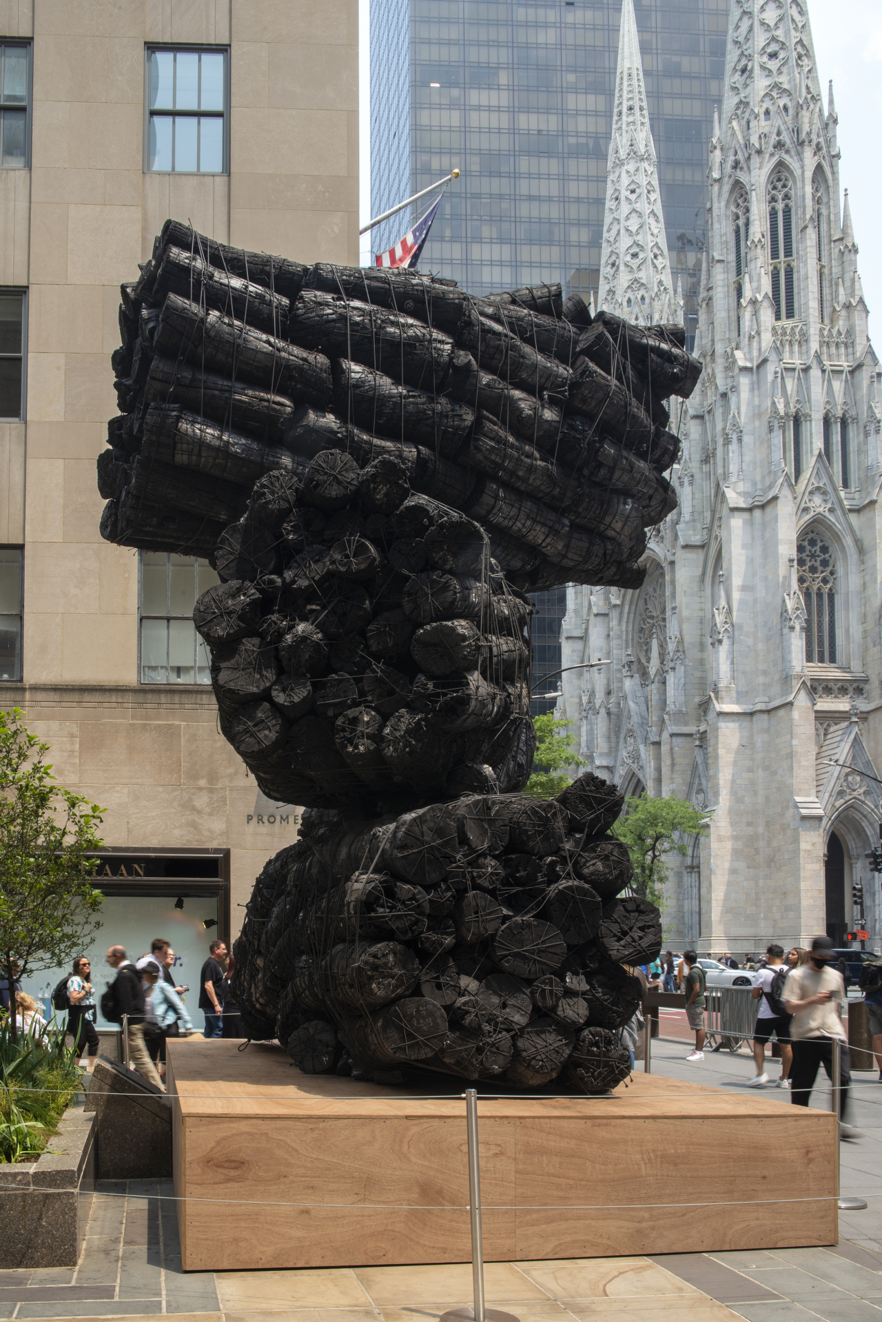 "Issu du feu" by Lee Bae is on display at the "Origin, Emergence, Return" exhibition at Rockefeller Center. (Courtesy of Johyun Gallery)