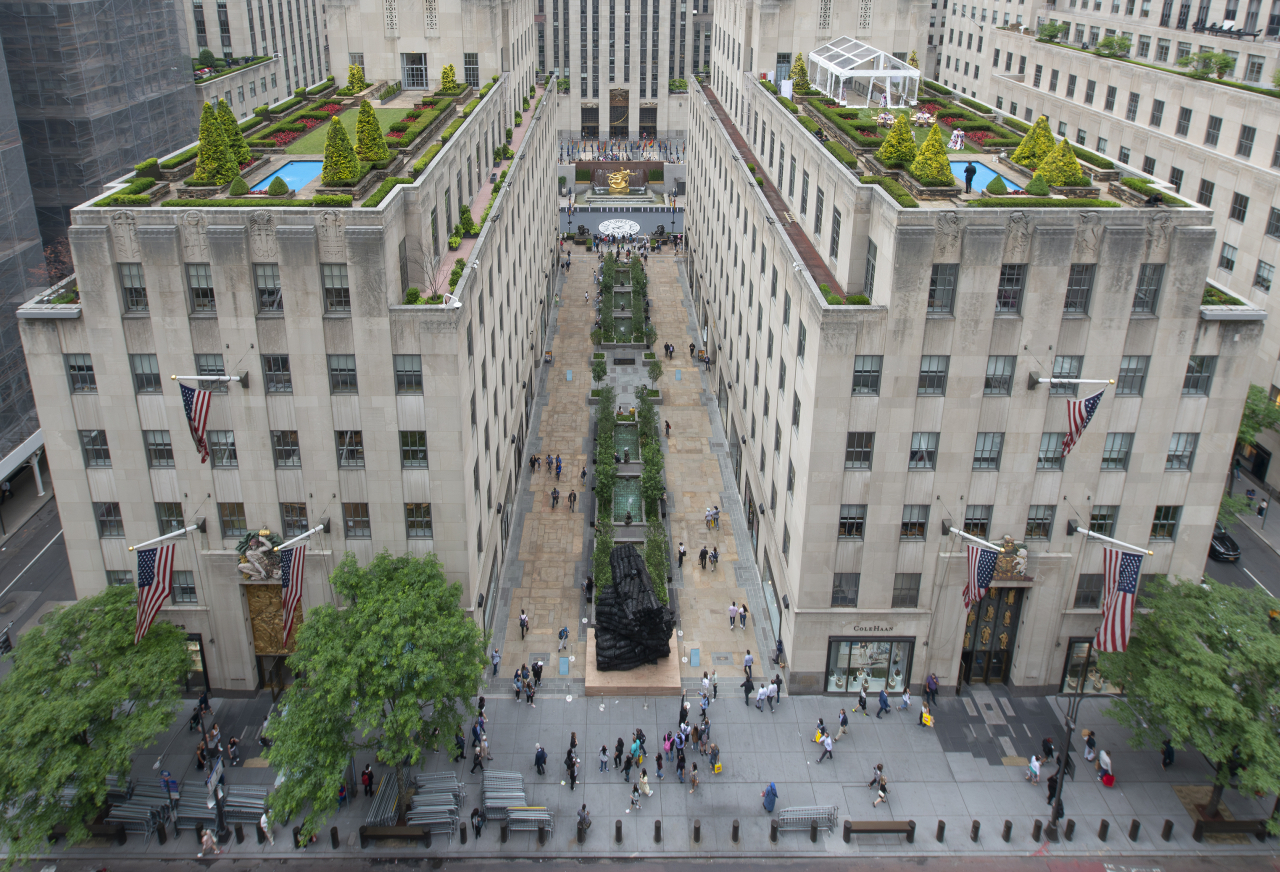 An installation view of "Issu du Feu" by Lee Bae at Rockefeller Center (Courtesy of Johyun Gallery)