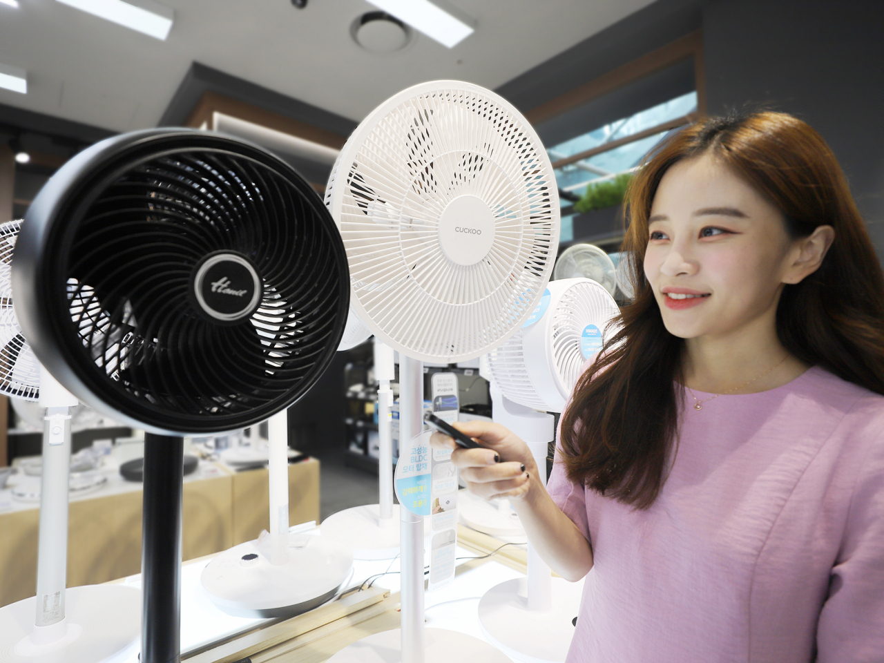 롯데하이마트가 7월 ‘All(올) 여름 가전 총출동’ 행사를 진행한다. 모델이 선풍기를 보고 있다. [롯데하이마트 제공]