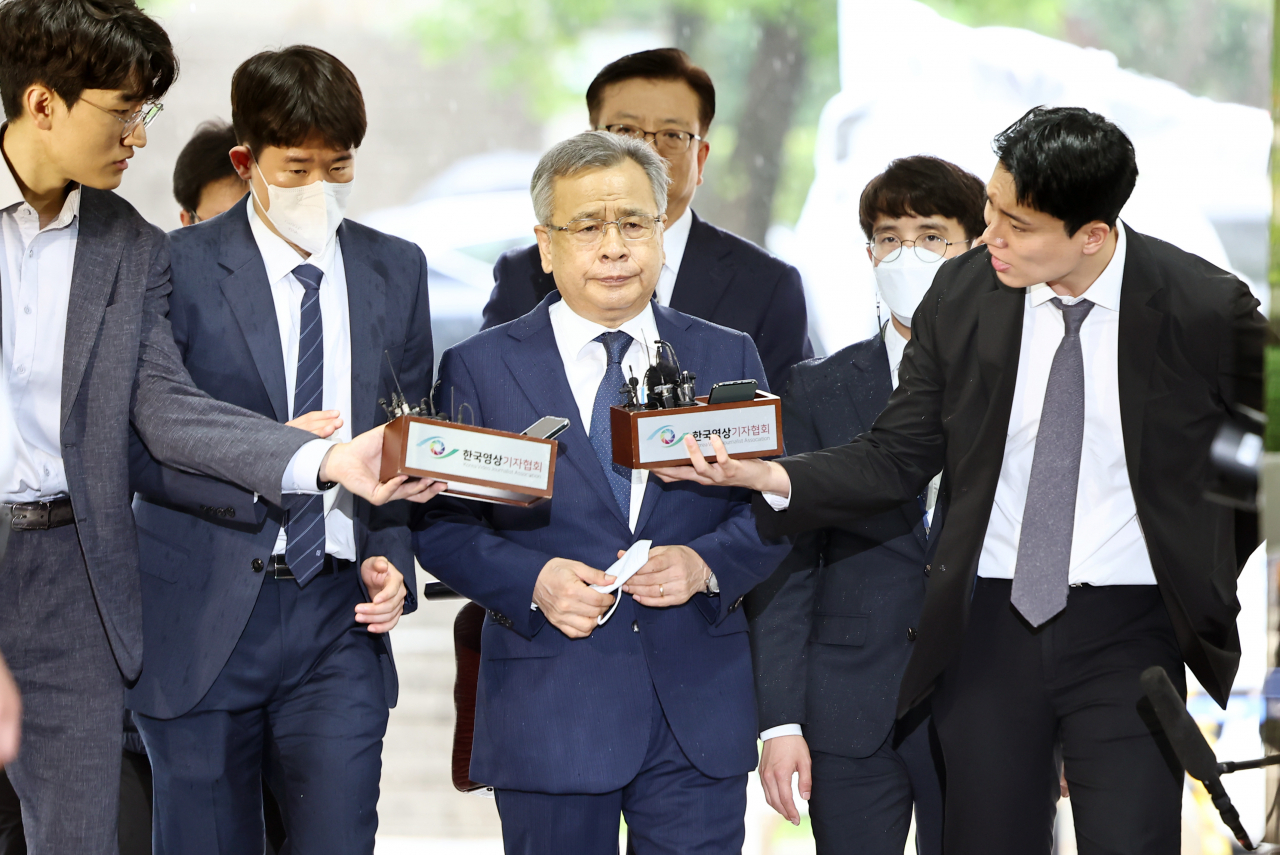 대장동 민간 개발업자들을 돕는 대가로 금품을 수수했다는 이른바 '50억 클럽' 의혹받는 박영수 전 특별검사가 29일 오전 서초구 서울중앙지법에서 열리는 구속 전 피의자 심문(영장심사)을 받기 위해 법정으로 향하고 있다. [연합]