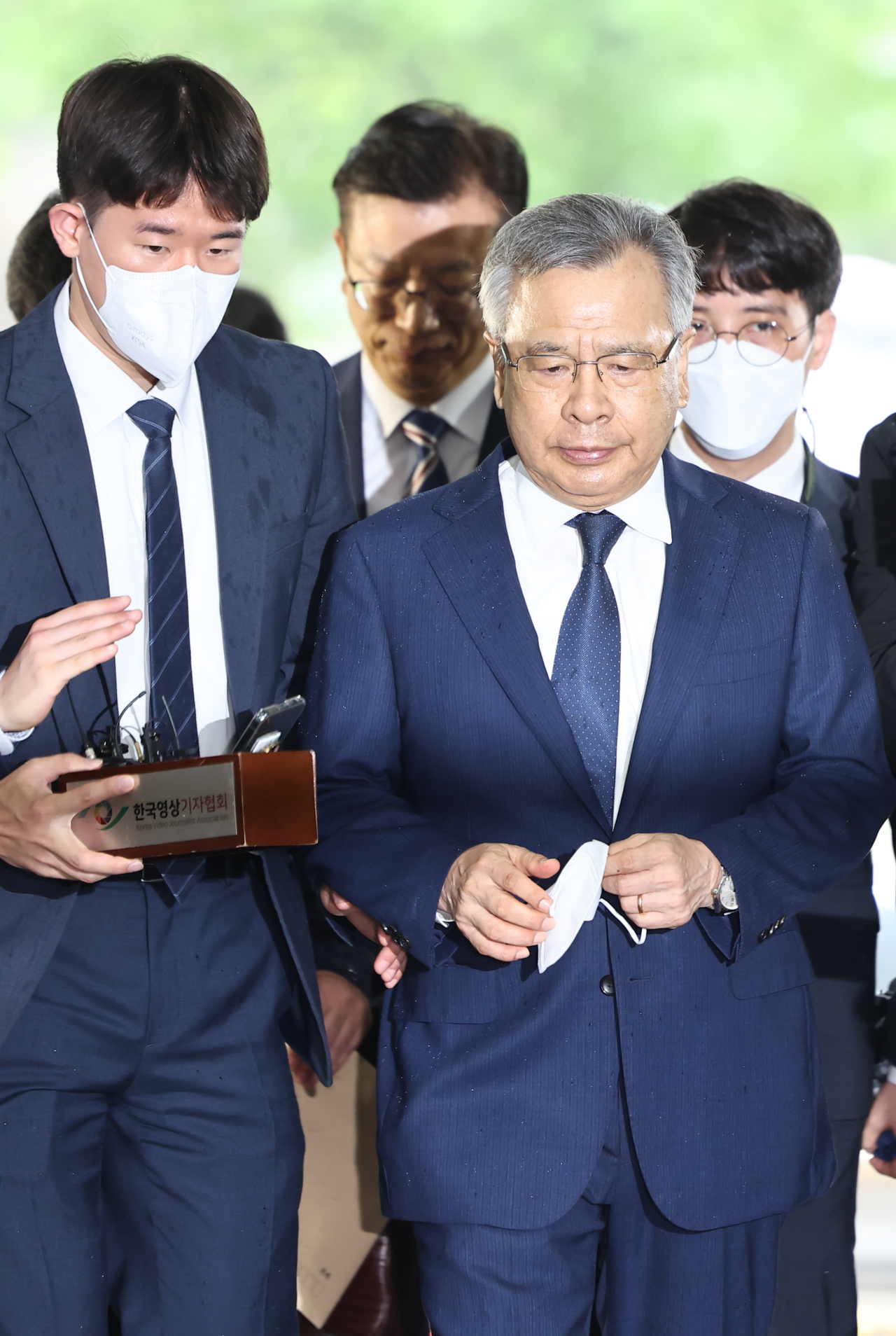 대장동 민간 개발업자들을 돕는 대가로 금품을 수수했다는 이른바 '50억 클럽' 의혹을 받는 박영수 전 특별검사가 29일 오전 서초구 서울중앙지법에서 열린 구속 전 피의자 심문(영장심사)을 받기 위해 법정으로 향하고 있다. [연합]
