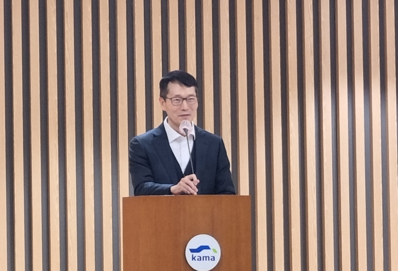 강남훈 자동차산업협회 회장이 29일 열린 포럼현장에서 인사말을 하고 있다. [한국자동차산업협회 제공]