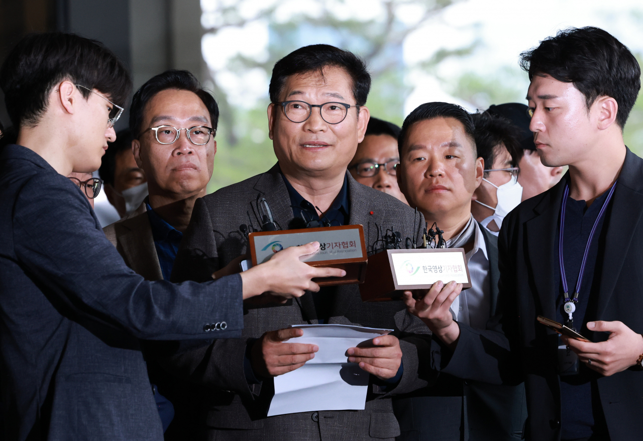 더불어민주당 '전당대회 돈봉투 의혹'과 관련해 송영길 전 대표가 7일 서초구 서울중앙지방검찰청에 자진 출석 뒤 면담이 불발되자 취재진 앞에서 입장을 밝히고 있다. 송 전 대표는 면담이 이뤄지지 않자 검찰 청사 앞에서 취재진에게 입장 발표 뒤 1인 시위를 벌였다. [연합]