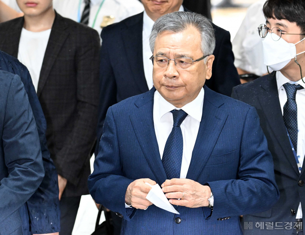 대장동 일당에게 금품을 받았다는 이른바 '50억 클럽' 의혹을 받는 박영수 전 특별검사가 지난 6월 29일 오전 구속 전 피의자 심문(영장실질심사)을 받기 위해 서울중앙지법으로 들어가고 있다. 이상섭 기자