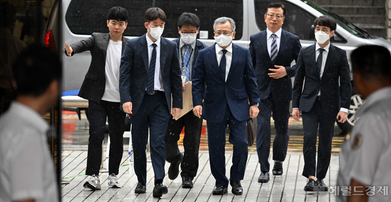 박영수 전 특별검사가 29일 오전 구속 전 피의자 심문(영장실질심사)을 받기 위해 서울중앙지법으로 들어가고 있다. 이상섭 기자