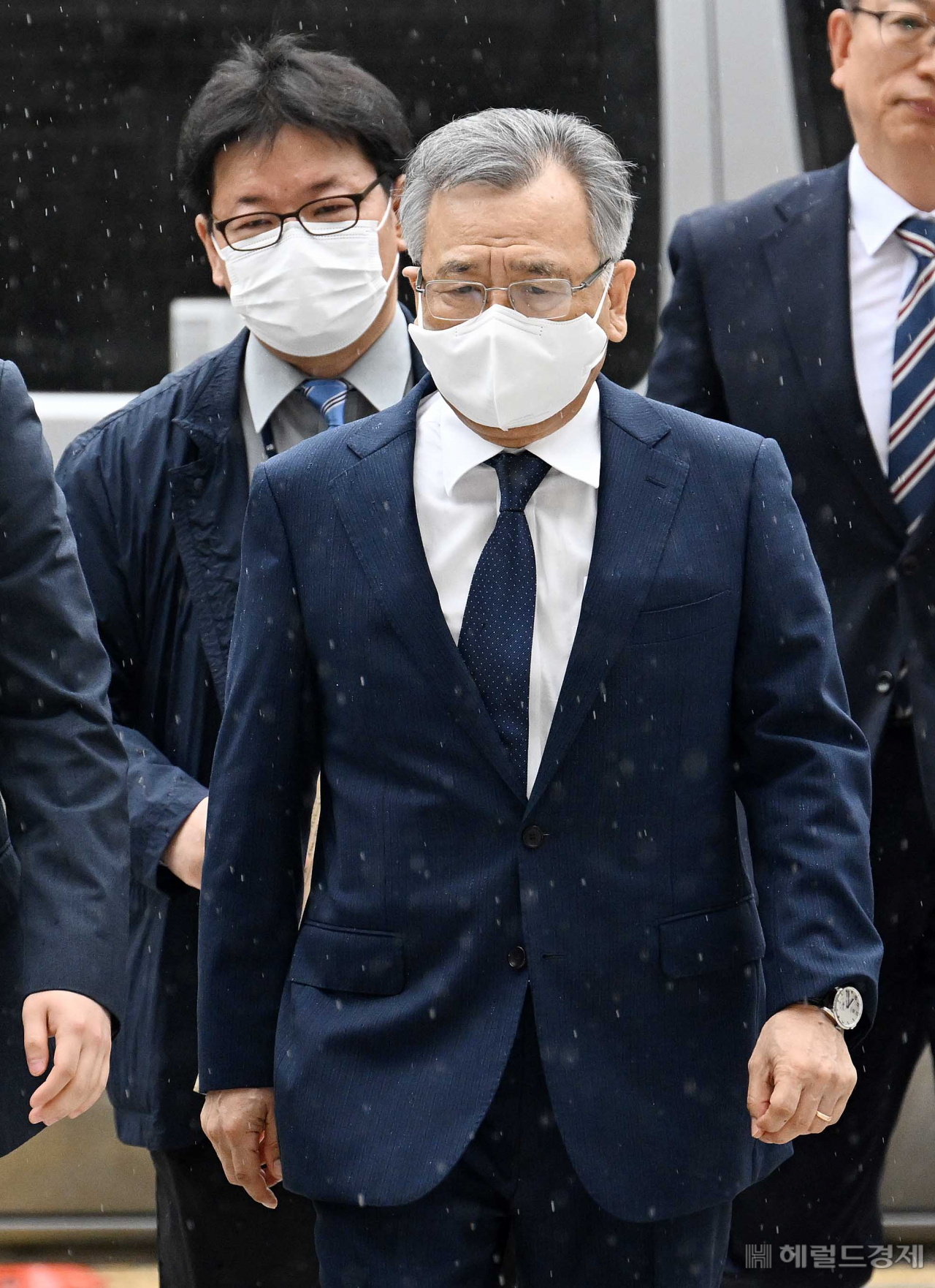 박영수 전 특별검사가 29일 오전 구속 전 피의자 심문(영장실질심사)을 받기 위해 서울중앙지법으로 들어가고 있다. 이상섭 기자