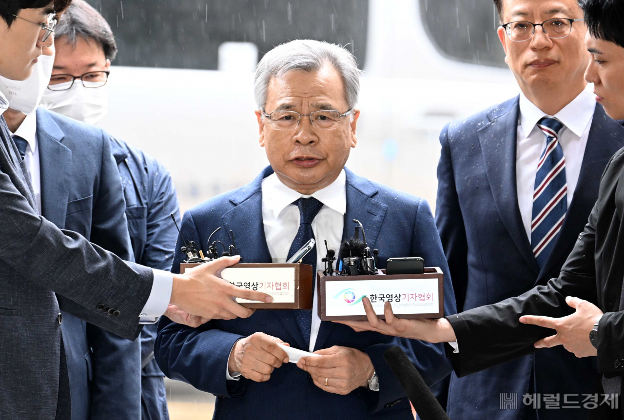 박영수 전 특별검사가 29일 오전 구속 전 피의자 심문(영장실질심사)을 받기 위해 서울중앙지법으로 들어가기 전 기자들의 질문에 답변을 하고 있다. 이상섭 기자