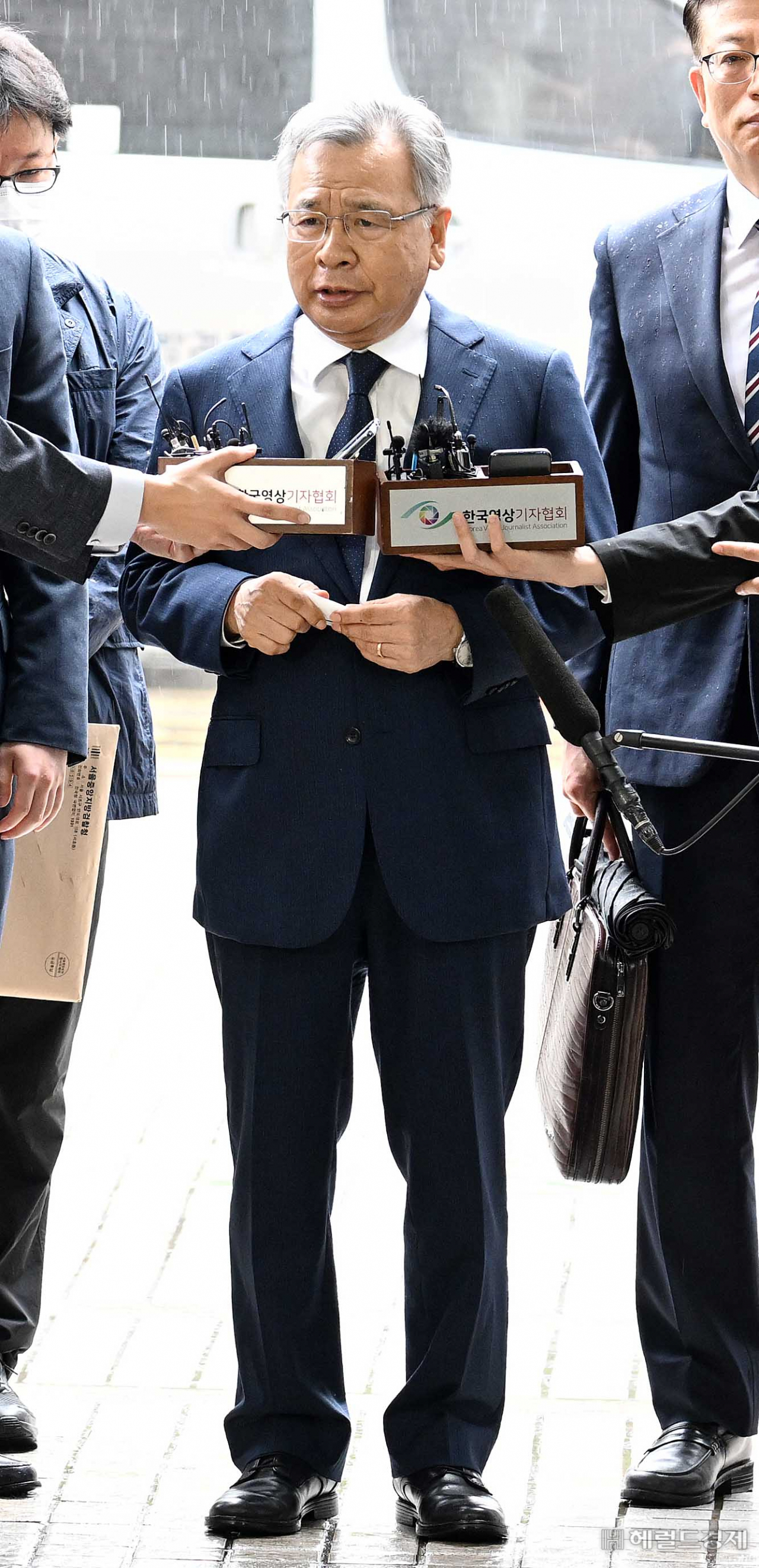 박영수 전 특별검사가 29일 오전 구속 전 피의자 심문(영장실질심사)을 받기 위해 서울중앙지법으로 들어가기전 기자들의 질문에 답변을 하고 있다. . 이상섭 기자