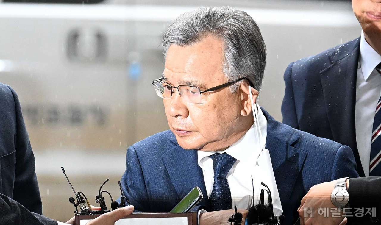 박영수 전 특별검사가 29일 오전 구속 전 피의자 심문(영장실질심사)을 받기 위해 서울중앙지법으로 들어가기전 마스크를 벗고 있다 . 이상섭 기자