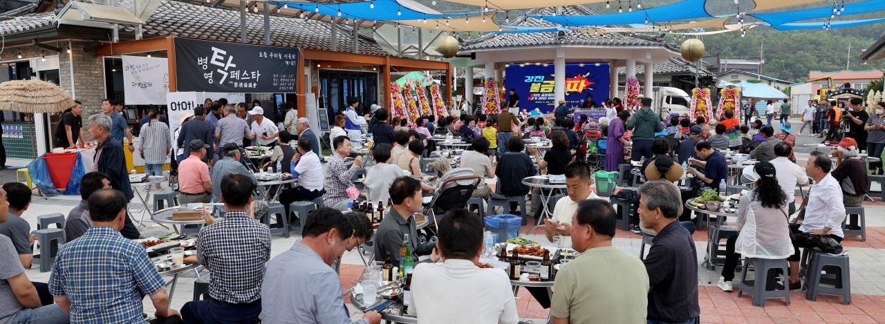 병영면의 주말 음식 축제 불금불파에 참석한 관광객