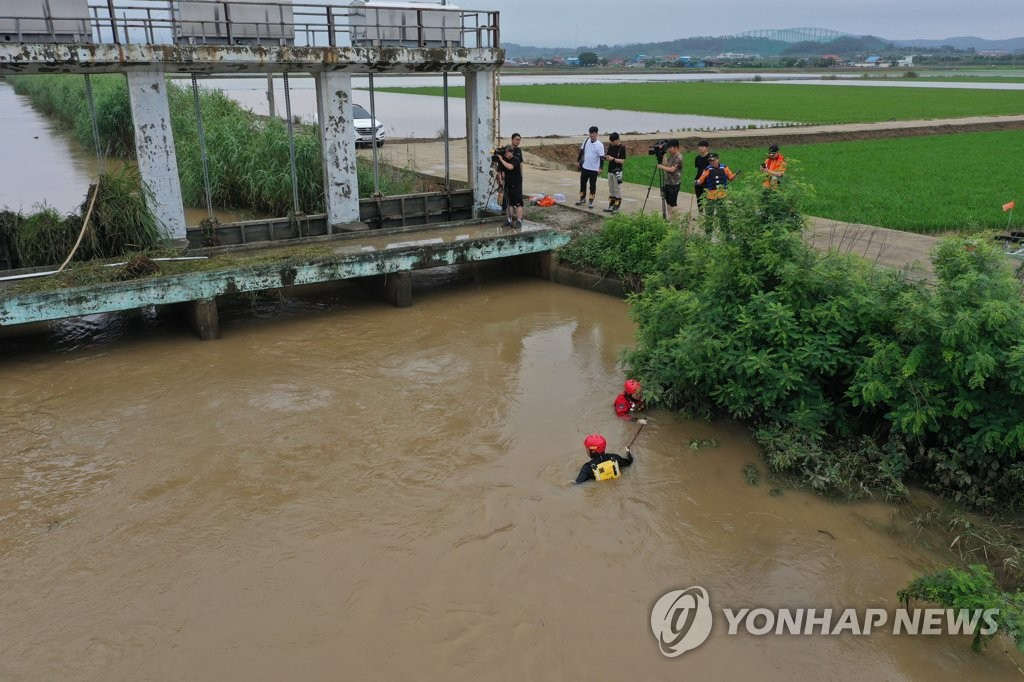 지난 28일 오후 전남 함평군 엄다면 하천에서 소방특수구조대원이 전날 밤 폭우 피해를 막으려다가 실종된 수리시설 감시원을 찾아 수중 수색을 하고 있다.[연합]