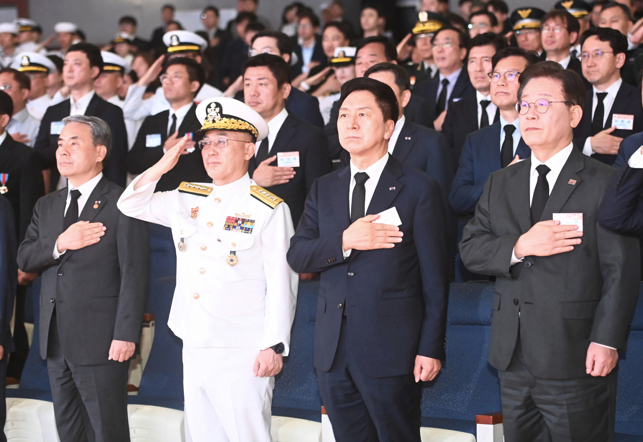 29일 오전 경기도 평택시 해군 제2함대사령부에서 열린 '제2연평해전 승전 21주년 기념행사'에서 참석자들이 국기에 경례하고 있다. 왼쪽부터 이종섭 국방부 장관, 이종호 해군참모총장, 국민의힘 김기현 대표, 더불어민주당 이재명 대표. [연합]