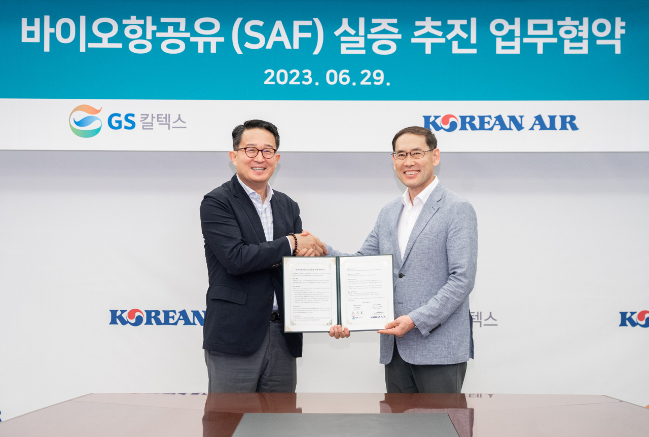 조성배(오른쪽) 대한항공 자재 및 시설부문 총괄과 김창수 GS칼텍스 부사장이 기념 사진을 촬영하고 있다. [대한항공 제공]