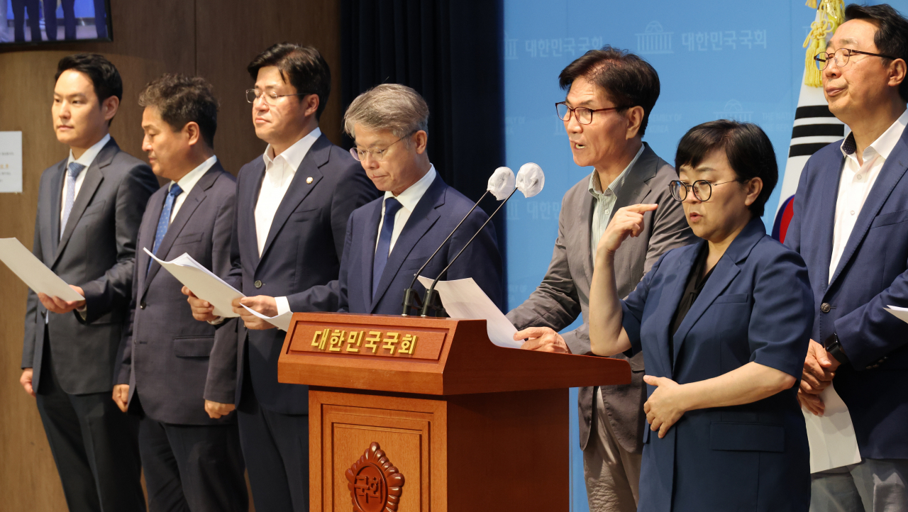 尹 ‘반국가세력’ 발언에 격앙된 野, “팩트” 옹호하는 與…대치정국 악화일로 [이런정치]