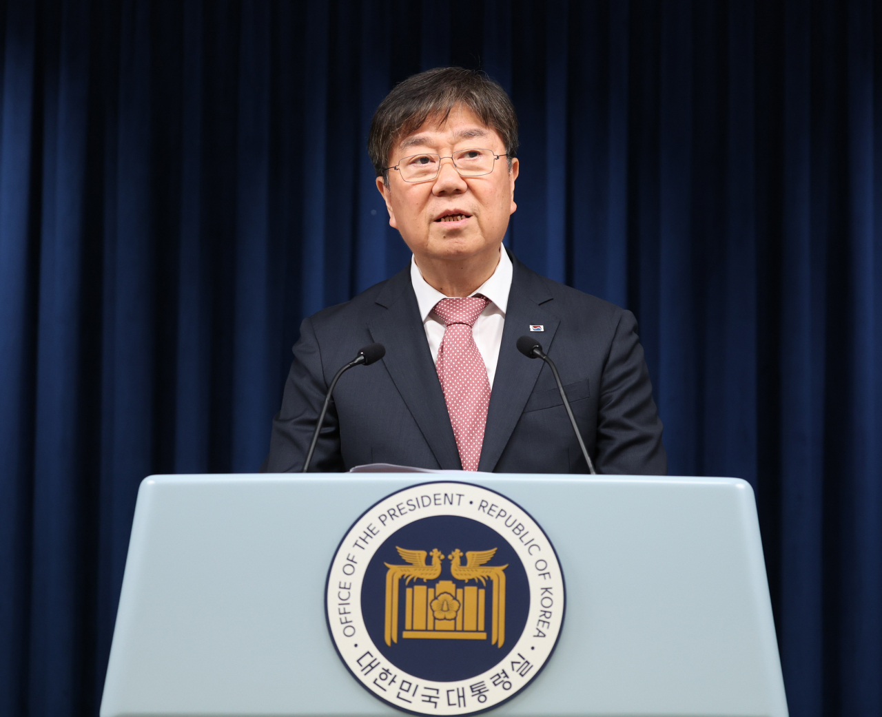 김대기 대통령 비서실장이 29일 서울 용산 대통령실 청사 브리핑룸에서 통일부 장관을 포함한 장관급과 차관 인사 개편에 관해 발표하고 있다. [연합]