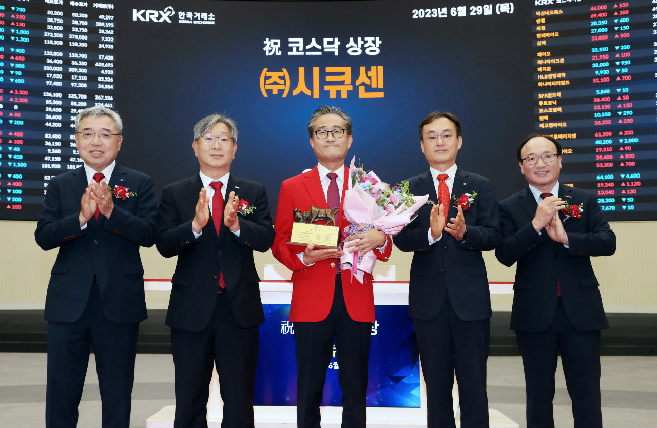 한국거래소 코스닥시장본부는 29일 서울사옥 홍보관에서 디지털 채널구축(인터넷 뱅킹 서비스, 어플리케이션 등) 및 보안솔루션 등 개발업체인 ㈜시큐센의 코스닥시장 상장기념식을 개최했다. 상장기념패 전달 후 기념촬영을 하고 있다. 왼쪽부터 채남기 한국IR협의회 회장, 홍순욱 한국거래소 코스닥시장본부장, 이정주 (주)시큐센 대표이사, 김준태 신한투자증권 GIB2그룹 대표, 강왕락 코스닥협회 부회장 [한국거래소 제공]