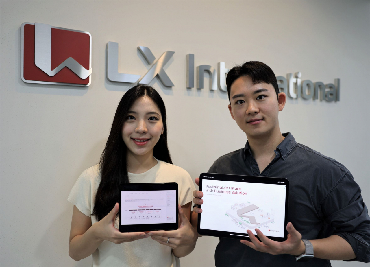 LX인터내셔널 직원들이 지속가능경영보고서를 선보이고 있다. [LX인터내셔널 제공]
