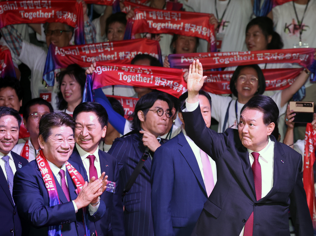 윤석열 대통령이 28일 서울 중구 장충체육관에서 열린 한국자유총연맹 창립 제69주년 기념식에 입장하며 손을 들어 인사하고 있다. [연합]