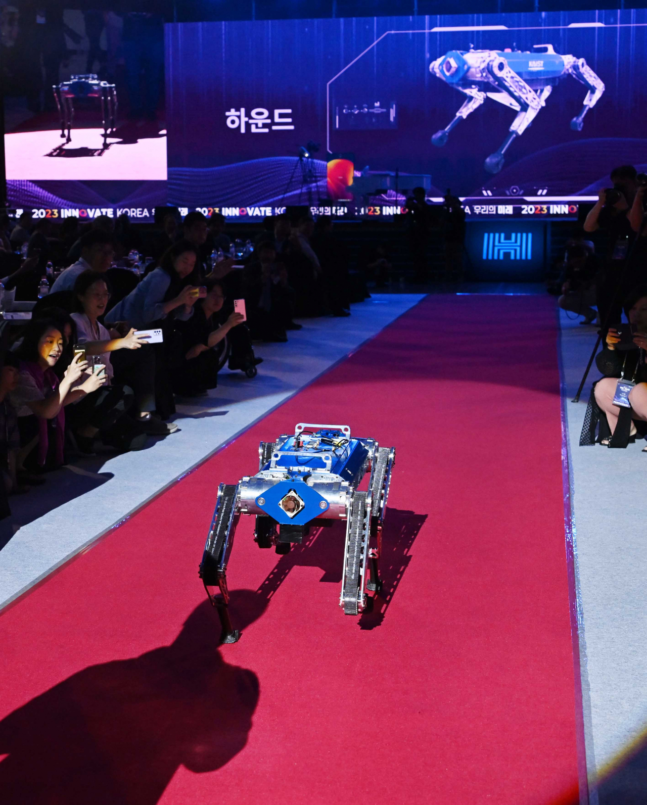 올해로 7회째를 맞는 국내 최대 규모의 ICT·과학 행사 '이노베이트 코리아 2023'이 27일 대전 카이스트(KAIST) 류근철스포츠컴플렉스에서 열린 가운데 카이스트의 각종 로봇 시연을 하고 있다. 대전= 이상섭 기자