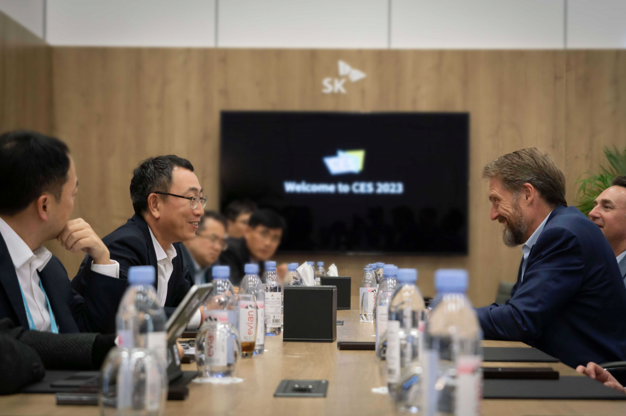 2023년 1월 미국 라스베이거스에서 열린 ‘국제전자제품박람회(CES) 2023’에서 유영상 SK텔레콤 CEO(왼쪽)와 조벤 비버트(JoeBen Bevirt) 조비 에비에이션 CEO(오른쪽)가 회의를 하고 있는 모습 [SK텔레콤 제공]