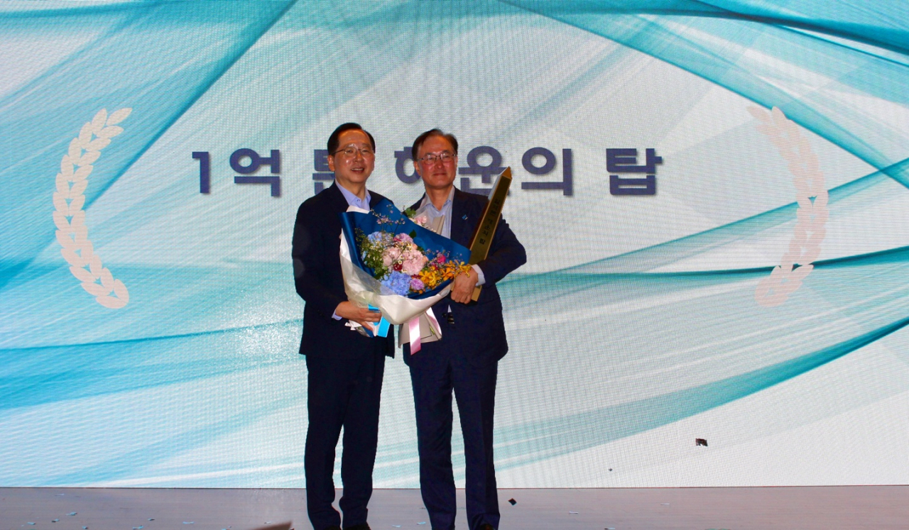 조승환(왼쪽) 해양수산부 장관과 안중호 팬오션 사장. [해운협회 제공]
