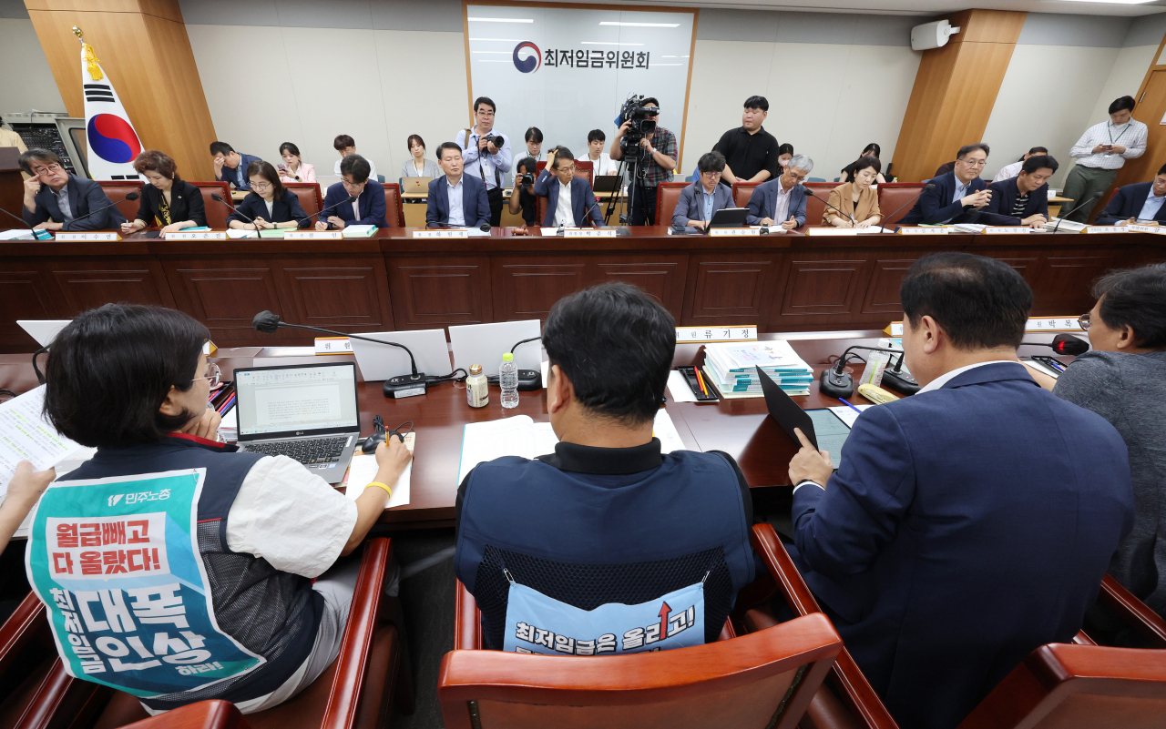 박준식 최저임금위원회 위원장을 비롯한 사용자위원, 근로자위원, 공익위원들이 29일 오후 세종시 정부세종청사 최저임금위원회 회의실에서 열린 제9차 전원회의에 참석해 회의를 진행하고 있다. [연합]