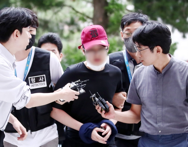 인청공항으로 향하던 세부발 여객기에서 비상문 열려고 시도한 10대 승객이 지난 20일 오후 구속 전 피의자 심문(영장실질심사)을 받기 위해 인천지법으로 들어서고 있다. [연합]