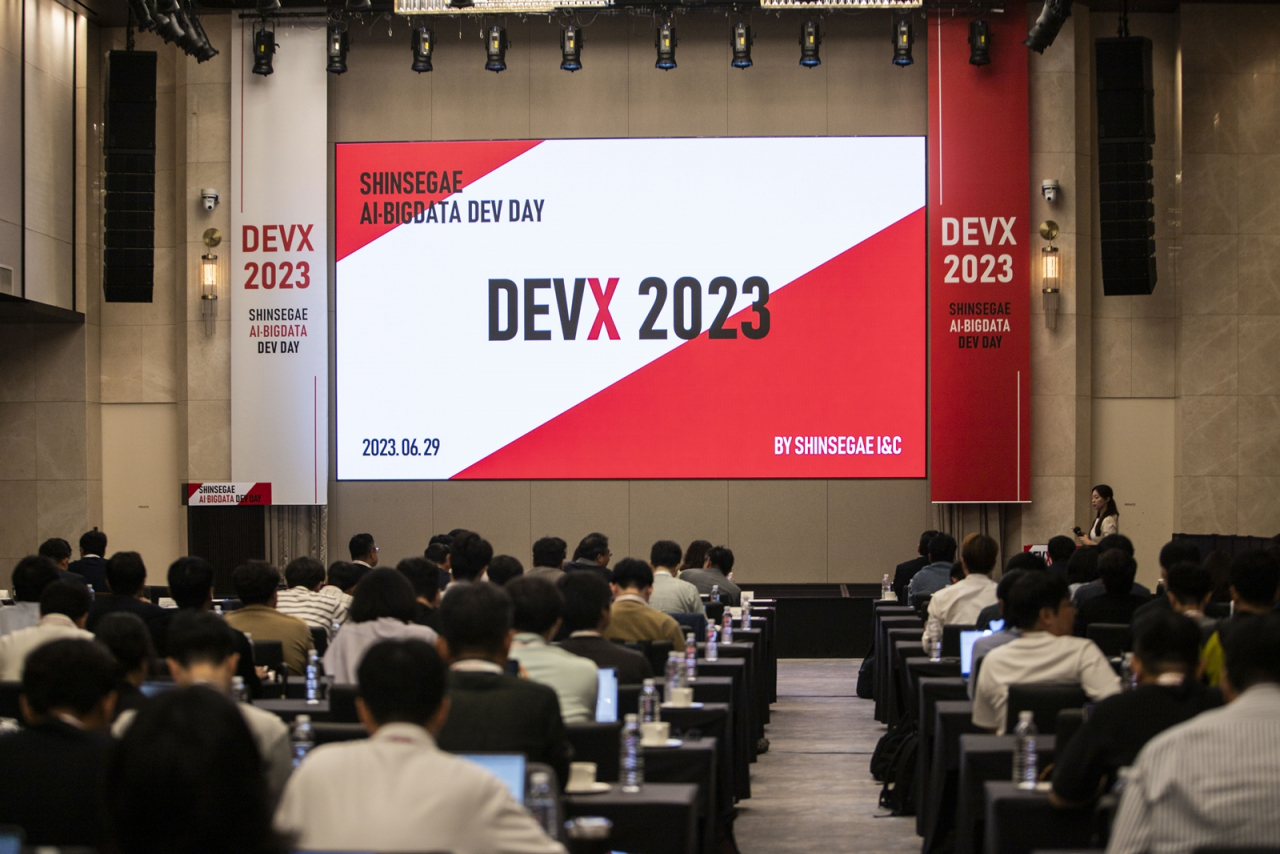 지난 29일 서울 강남 조선팰리스에서 신세계그룹 관계사의 AI 및 빅데이터 유관부서 임직원 230여명이 참석한 가운데 진행된 ‘DEVX 2023’ 모습. [신세계아이앤씨]