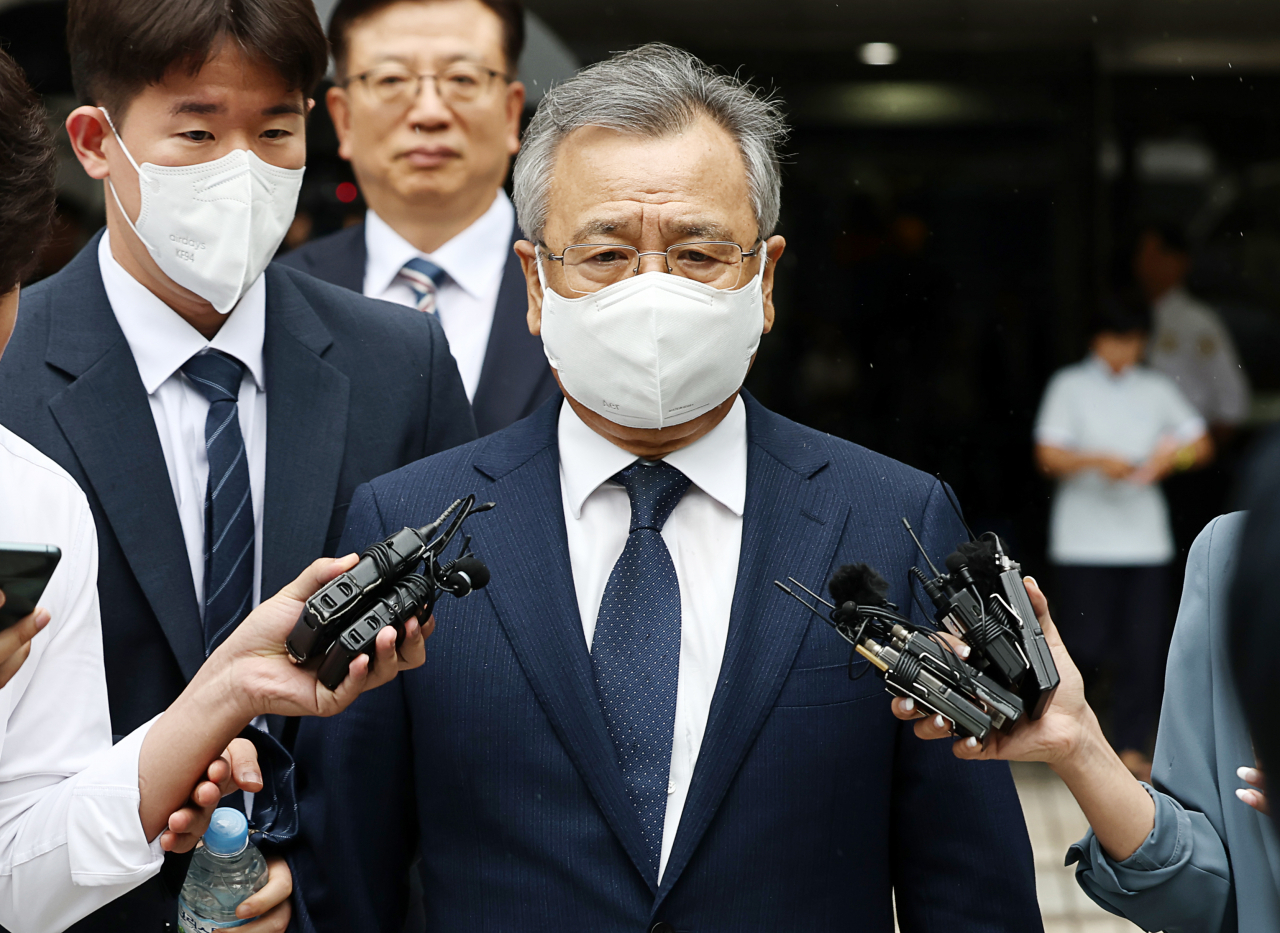 Former special counsel Park Young-soo leaves the Seoul Central District Court on Thursday, after attending a hearing. (Yonhap)