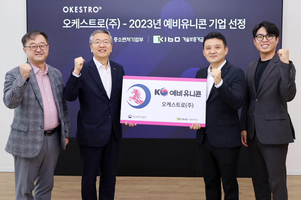김종호(왼쪽 두번째) 기술보증 이사장이 29일 올해 예비유니콘기업으로 선정된 오케스트로를 방문, 김민준·김영광 대표이사와 기념촬영을 하고 있다.[기보 제공]